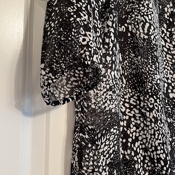 Express Women’s Flowy Top with Elastic Bottom - Picture 5 of 6